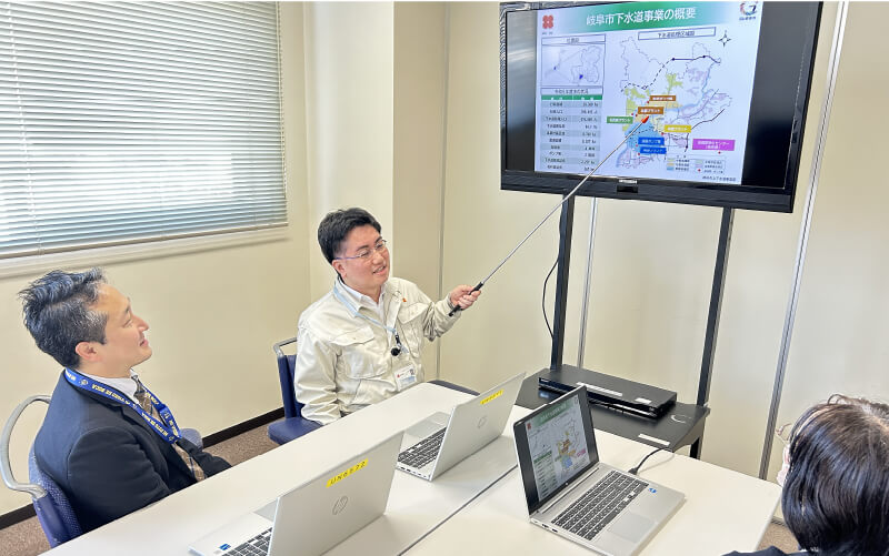 上下水道事業政策課 打合せの様子
