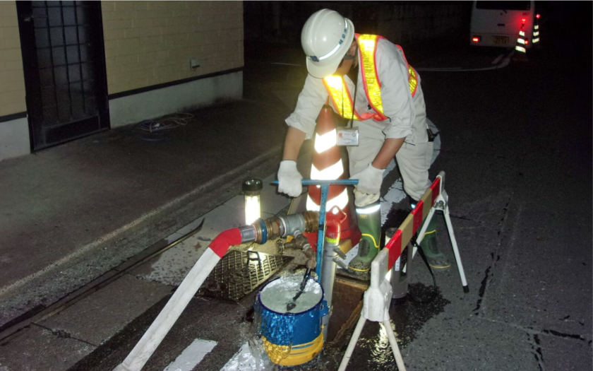 水道管の洗管作業の様子